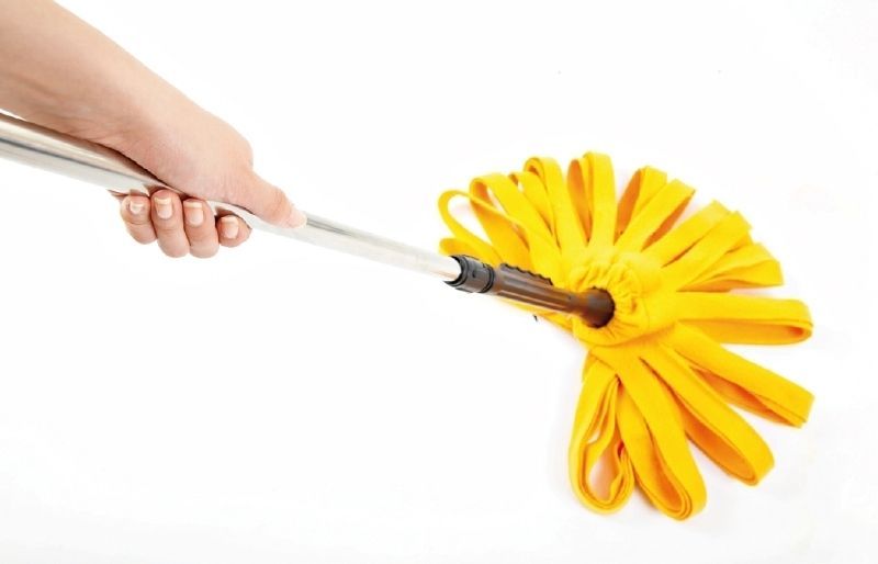 Per netejar bé el terra no nomès és suficient amb la fregona. FOTO: Arxiu