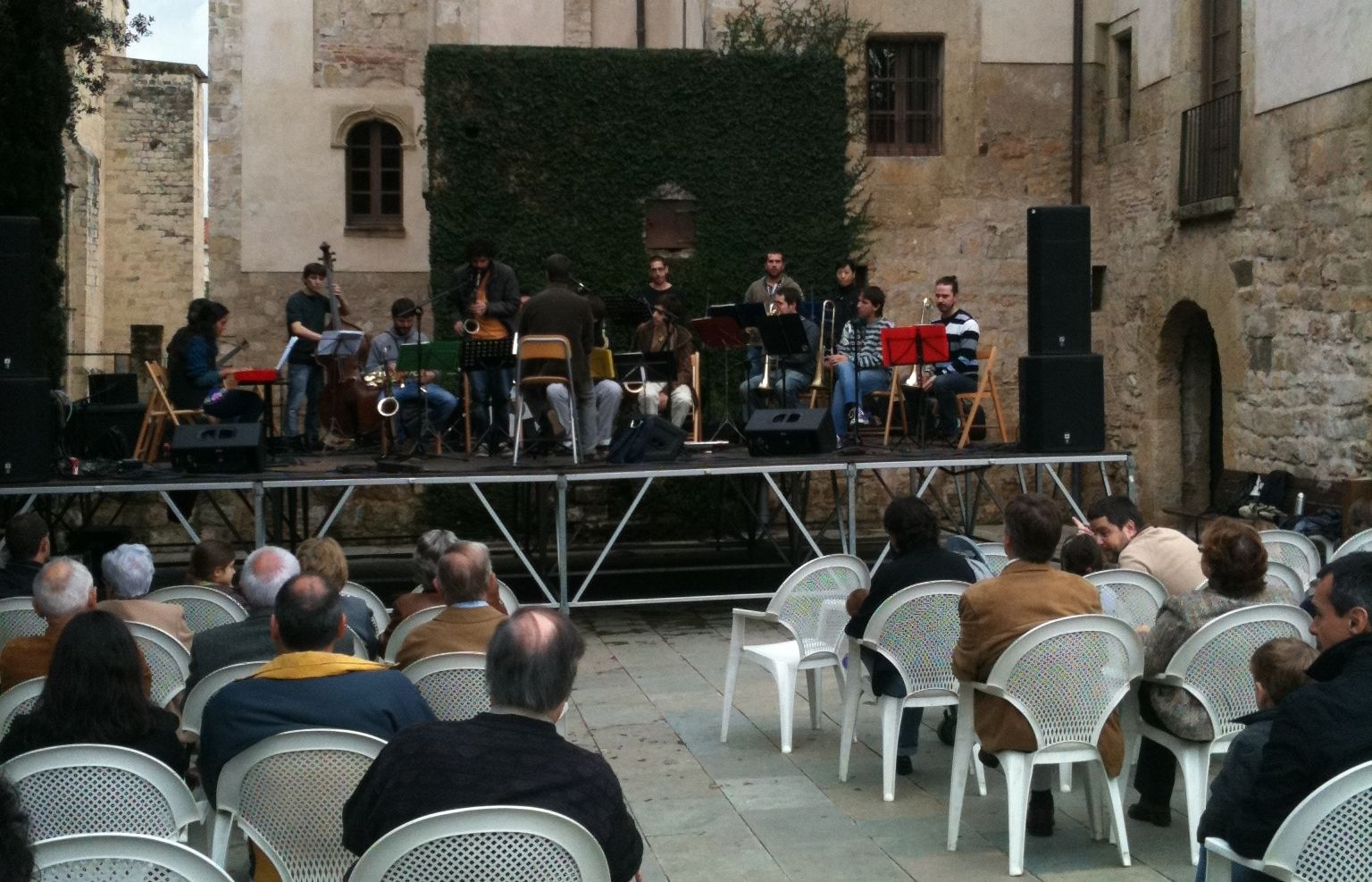 La Big Band de Jazzenviu va posar la música dissabte al matí. FOTO: B. Bella