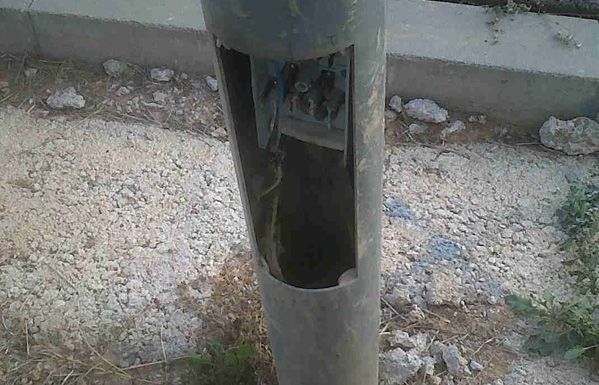 Una de les faroles del parc de Can Mates amb la tapa de cobertura arrencada. FOTO: Cedida 