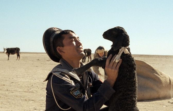 El protagonista, amb l'ajut d'un amic, s'esforçarà per demostrar que pot fer-se càrrec d'un ramat. FOTO: Cedida