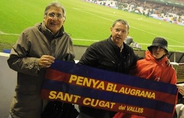 El directiu de lentitat santcugatenca Manel Hinojosa, acompanyat de la seva senyora Gemma Armengol i del simpatitzant Ramon Puigvert