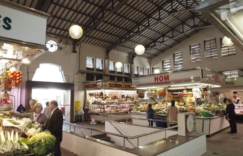 Quan es va inaugurar el mercat hi havia paradistes de tota mena i muntaven festes. 