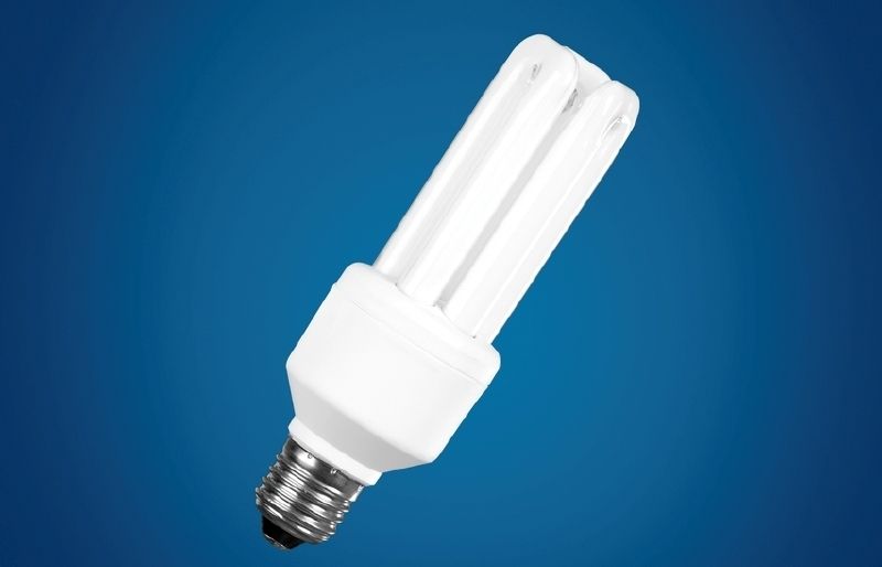 Perquè les bombetes il·luminin millor desmunteu-les una vegada al mes i netegeu-les amb un drap humit. FOTO: Arxiu