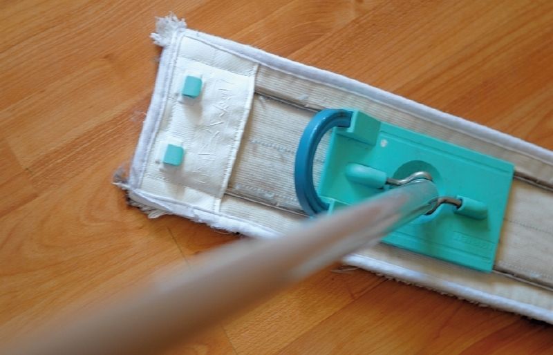 Els draps més recomanables per treure la pols són els blancs de cotó. FOTO: Arxiu