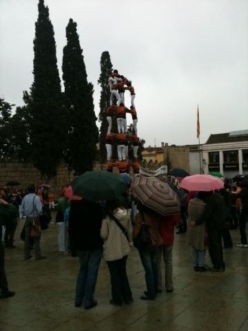 Moment en el qual ha començat a ploure a la plaça d'Octavià. FOTO: B. Bella