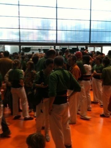 Els Castelelrs es preparen per continuar amb la diada al Club Muntaneync. FOTO: B. Bella