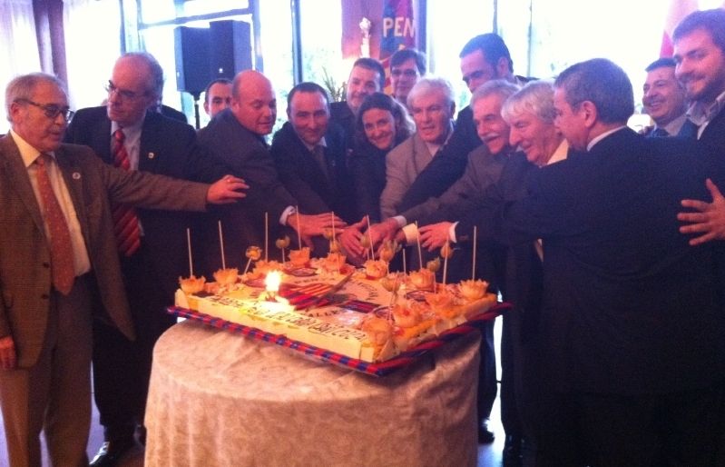 Els directius de la PB Sant Cugat tallant el pastís del 32è aniversari. FOTO: À. López Puig