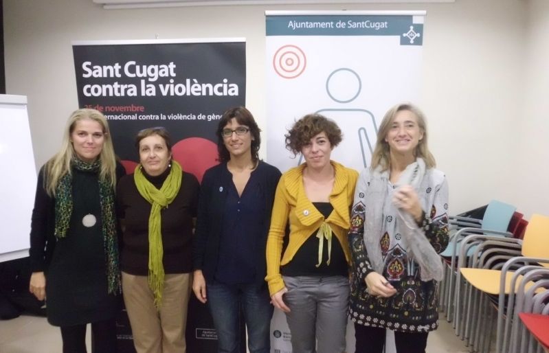 Susanna Pellicer durant la presentació del programa d'activitats acompanyada de les representants de diverses entitats de la ciutat. FOTO: César Cidraque 