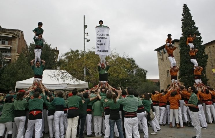 Els Castellers de Sant Cugat mostren una pancarta en defensa de les dones maltractades. FOTO: Esther Naval