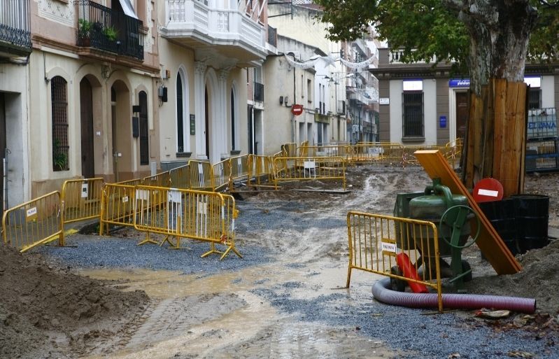 La pluja enderreix les obres de la plaça de Barcelona. FOTO: A. Ribera