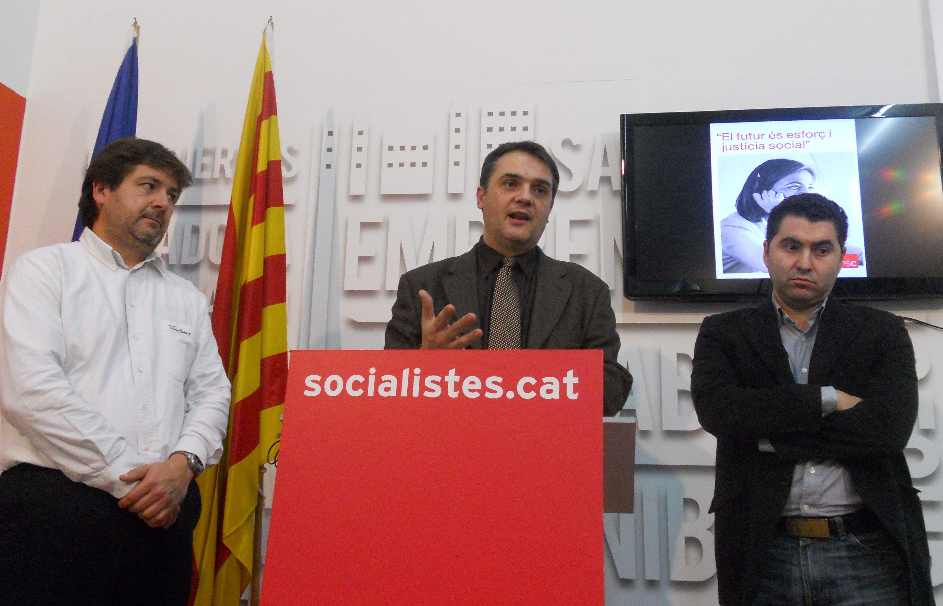 Carles Martí (al mig) explica les seves propostes al Senat a la seu del PSC FOTO: JR ARmadàs