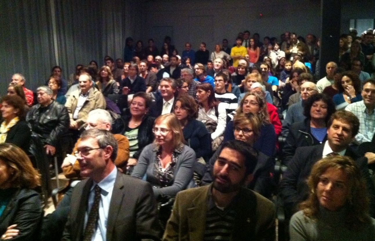 La sala de la casa de Cultura estava plena de gom a gom. FOTO: L. Grau