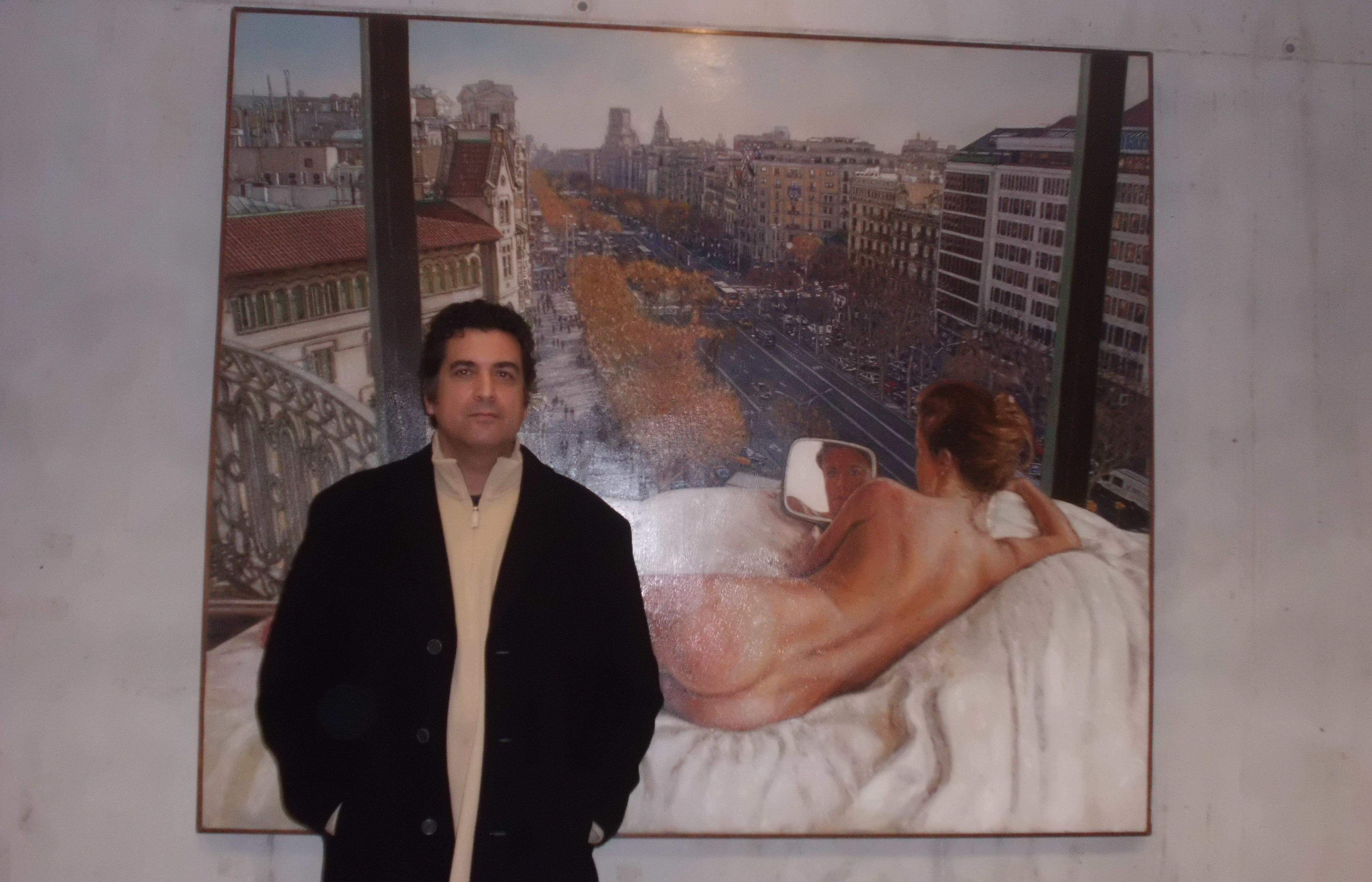 Alejandro Häsler exposa i explica els seu cuadres a la Casa Aymat. FOTO: Carla Porras