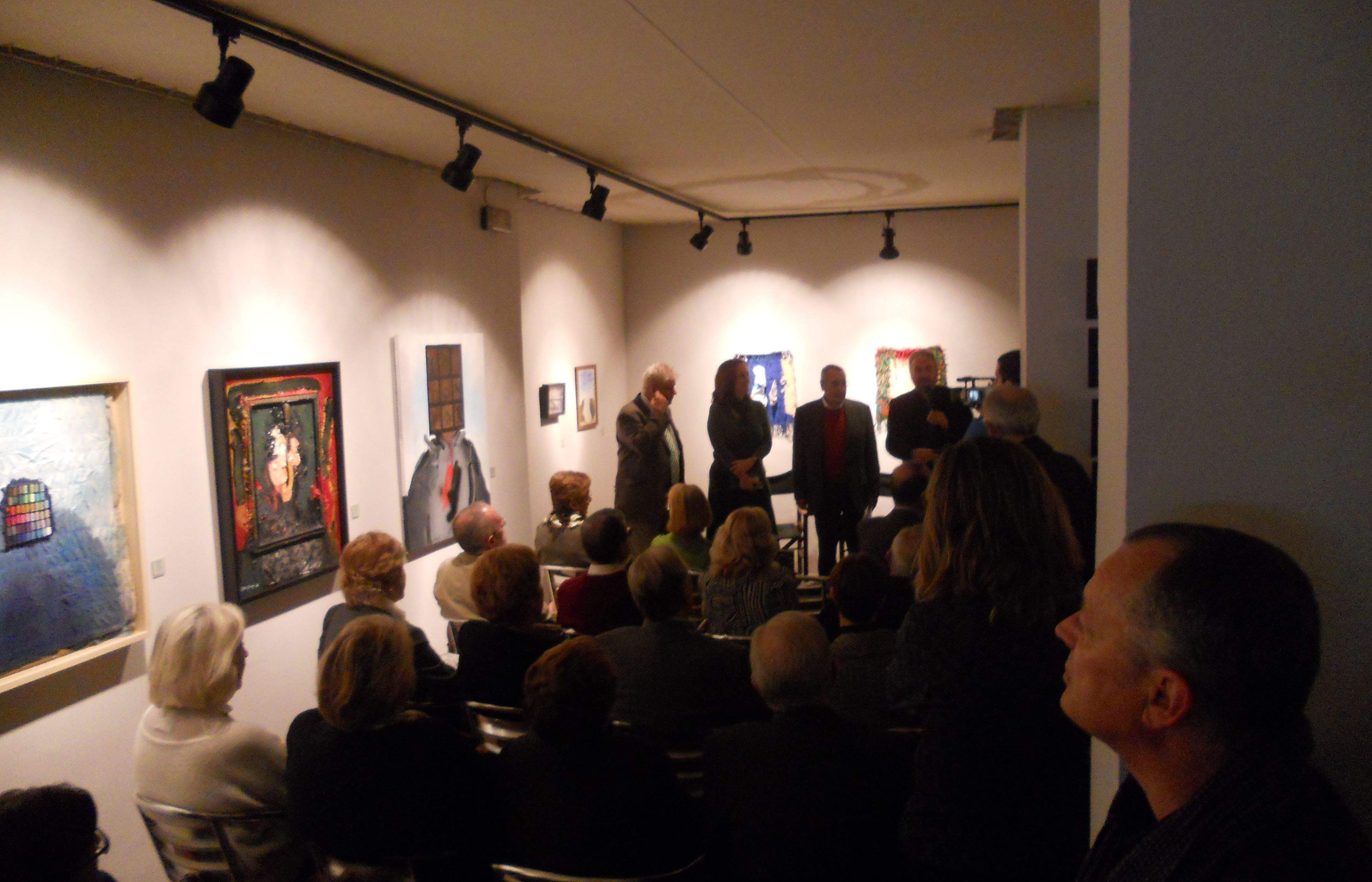 La Canals Galeria d'Art es va omplir de gom a gom. FOTO: B. Bella