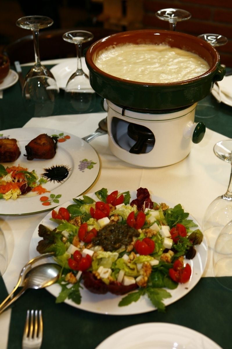 Les fonues són l'especialitzat del Margotín, a més de la sopa-crema de carbassa o l'arròs amb bolets..