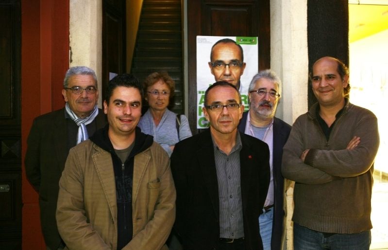 Joan Coscubiela i l'equip de ICV de Sant Cugat a la seu del partit al carrer Santiago Rusiñol. FOTO: A. Ribera