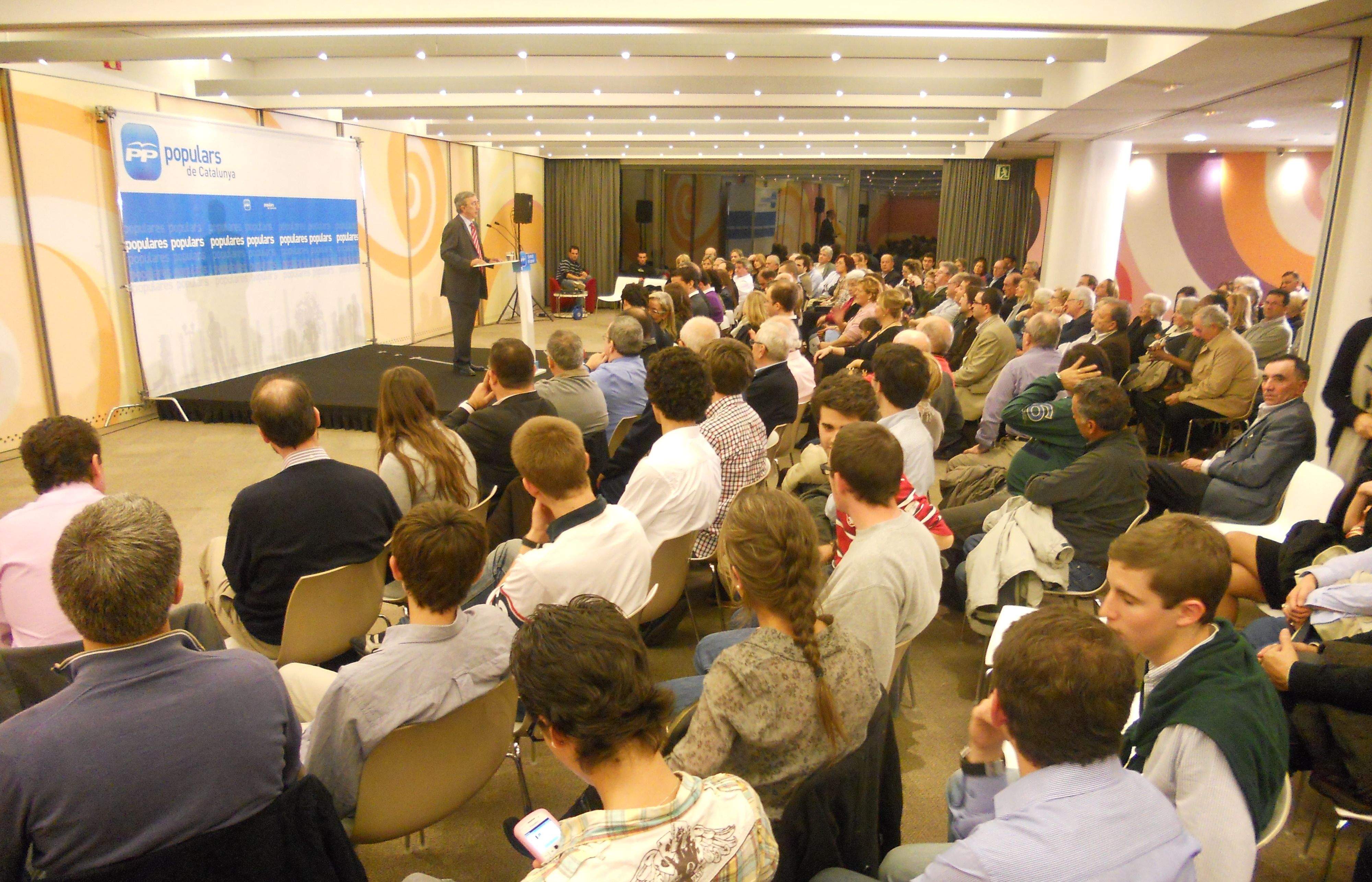 Més de 200 persones van assistir al míting FOTO: JR Aramadàs