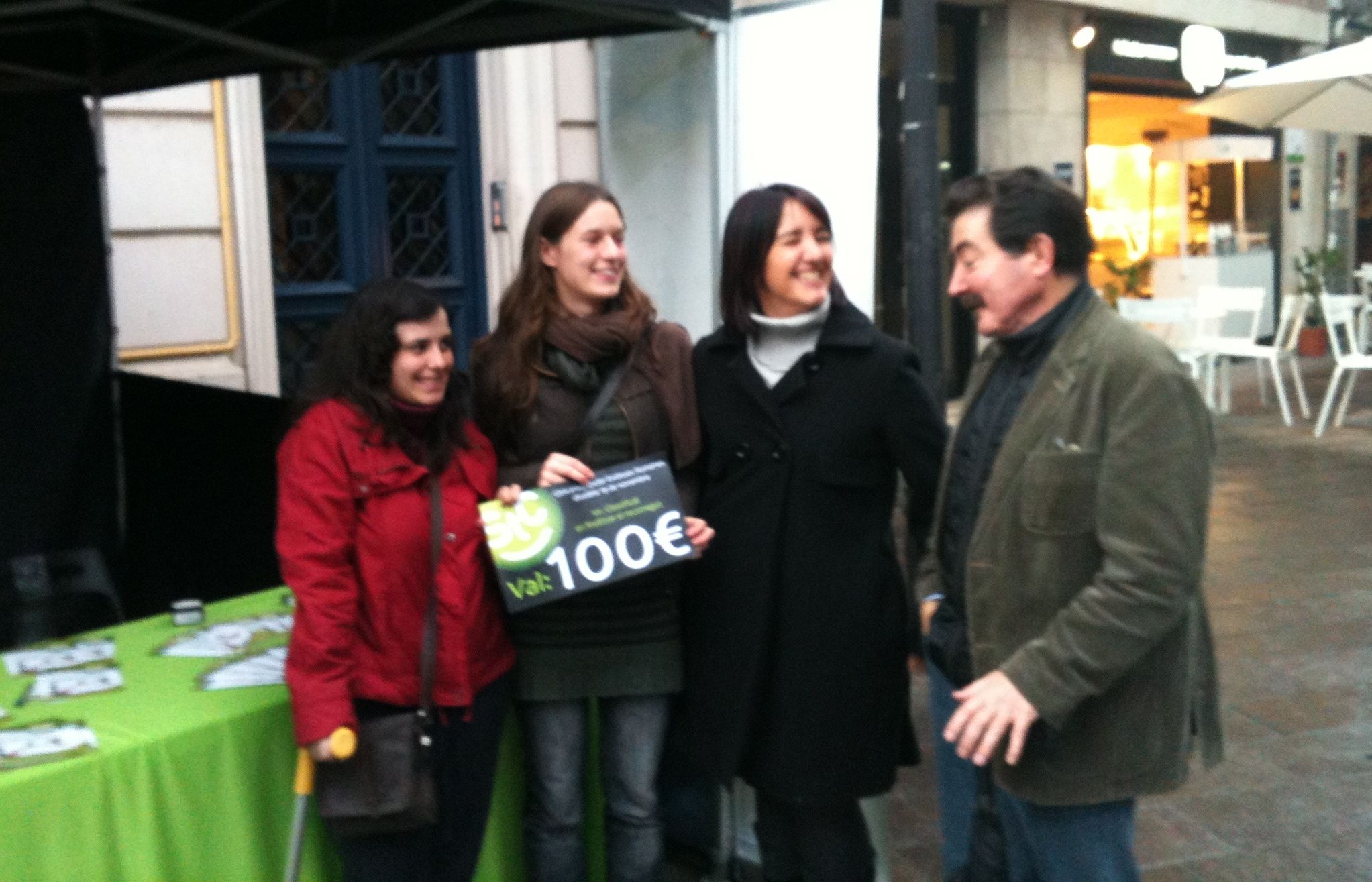 La guanyadora de la gimcana amb el regidor de Comerç i la presidenta de la Federació. FOTO: B. Bella