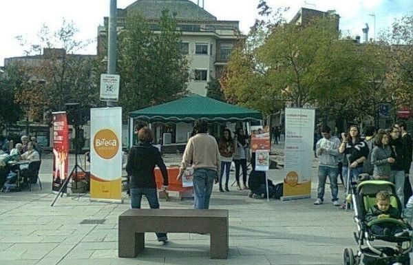 La paradeta informativa de La Unió a la plaça d'Octavià. 