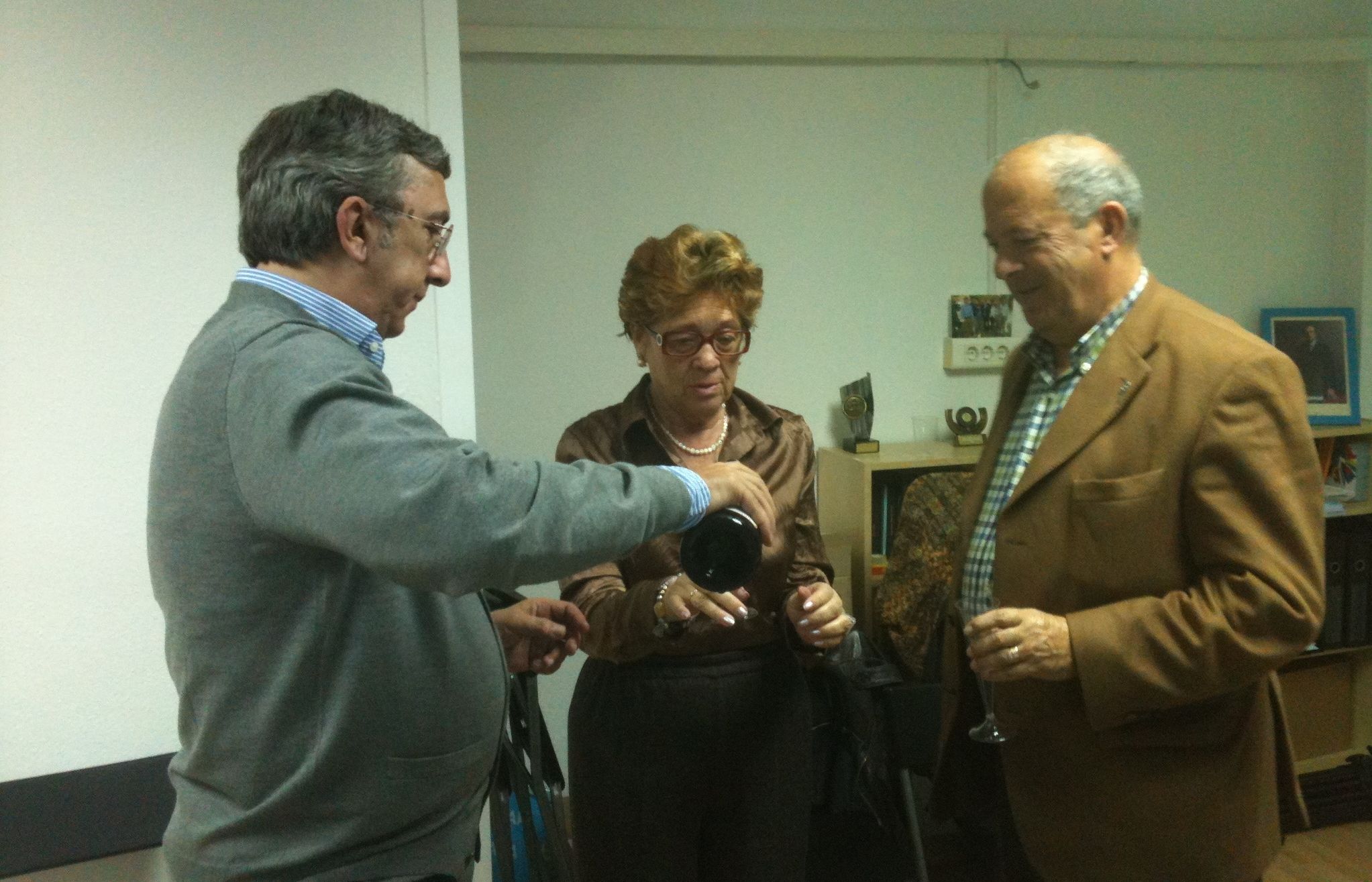 Jordi Carreras celebrant el triomf del PP a Espanya
