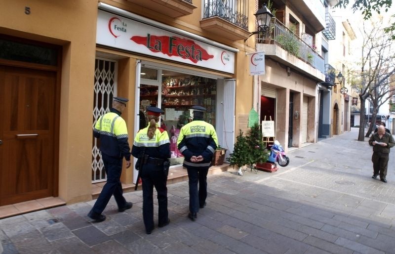 Agents de policia pel centre de Sant Cugat durant la vigilància especial que es fa cada Nadal FOTO: Arxiu
