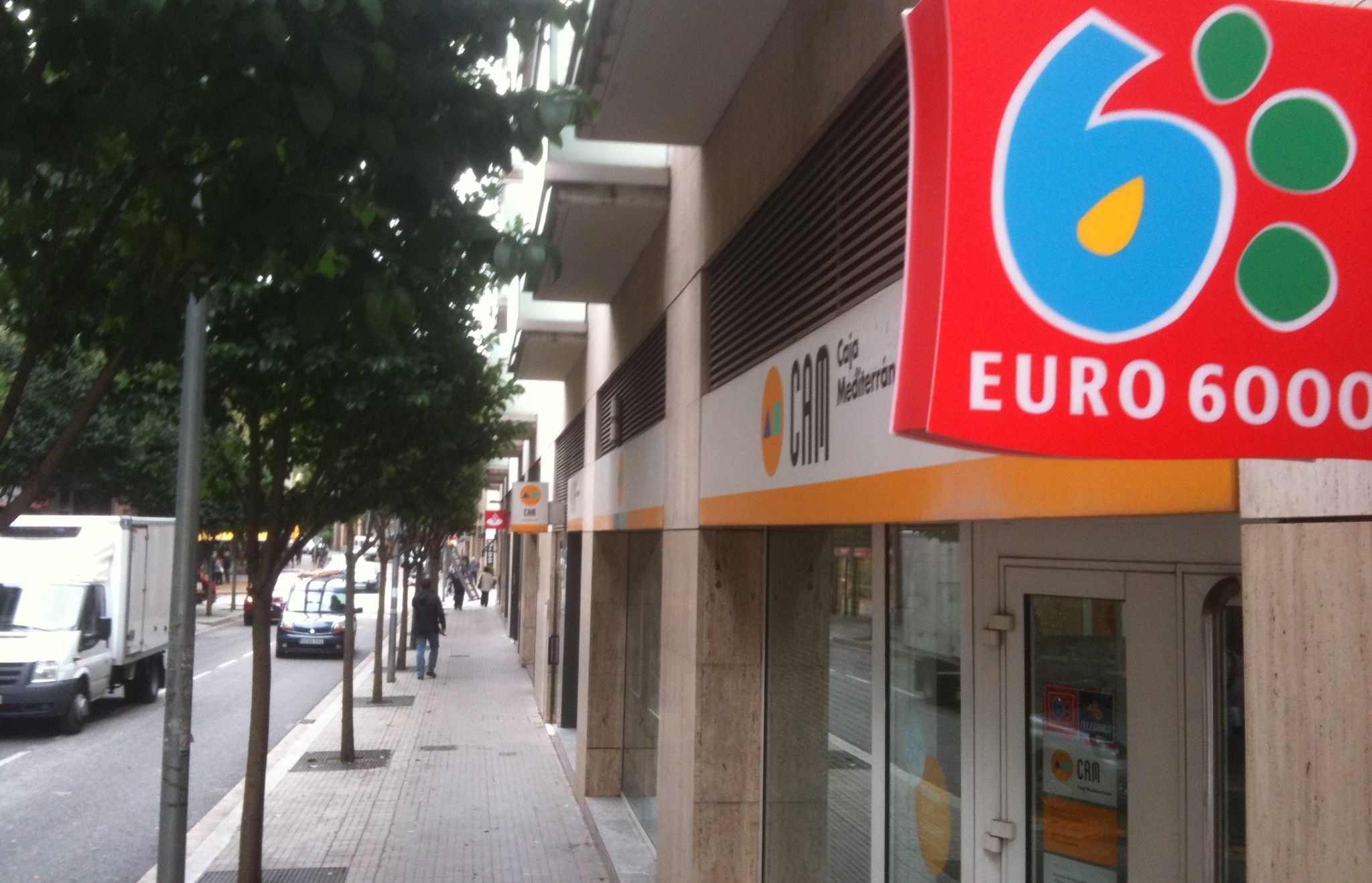 El carrer de Francesc Moragas concentra 8 entitats financeres en menys de 100 metres  FOTO: JR Armadàs