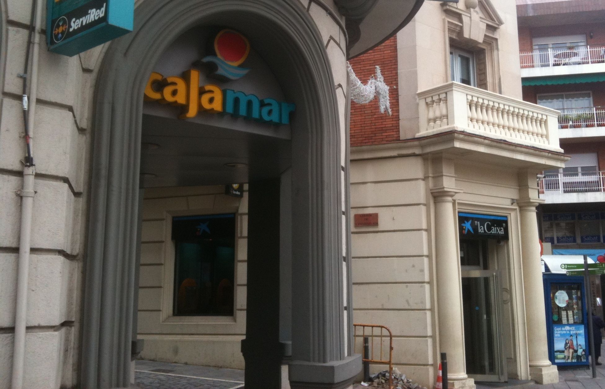 La plaça dels Quatre Cantons també té una gran densitat de població de bancs i caixes FOTO: JR Armadàs