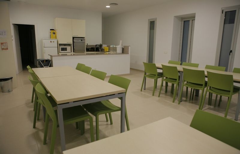 L'interior del menjador de Càritas. FOTO: A. Ribera
