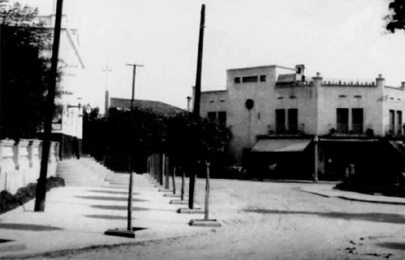 La plaça de lestació, als anys quaranta. En primer terme podem veure el popular bar Catalunya.