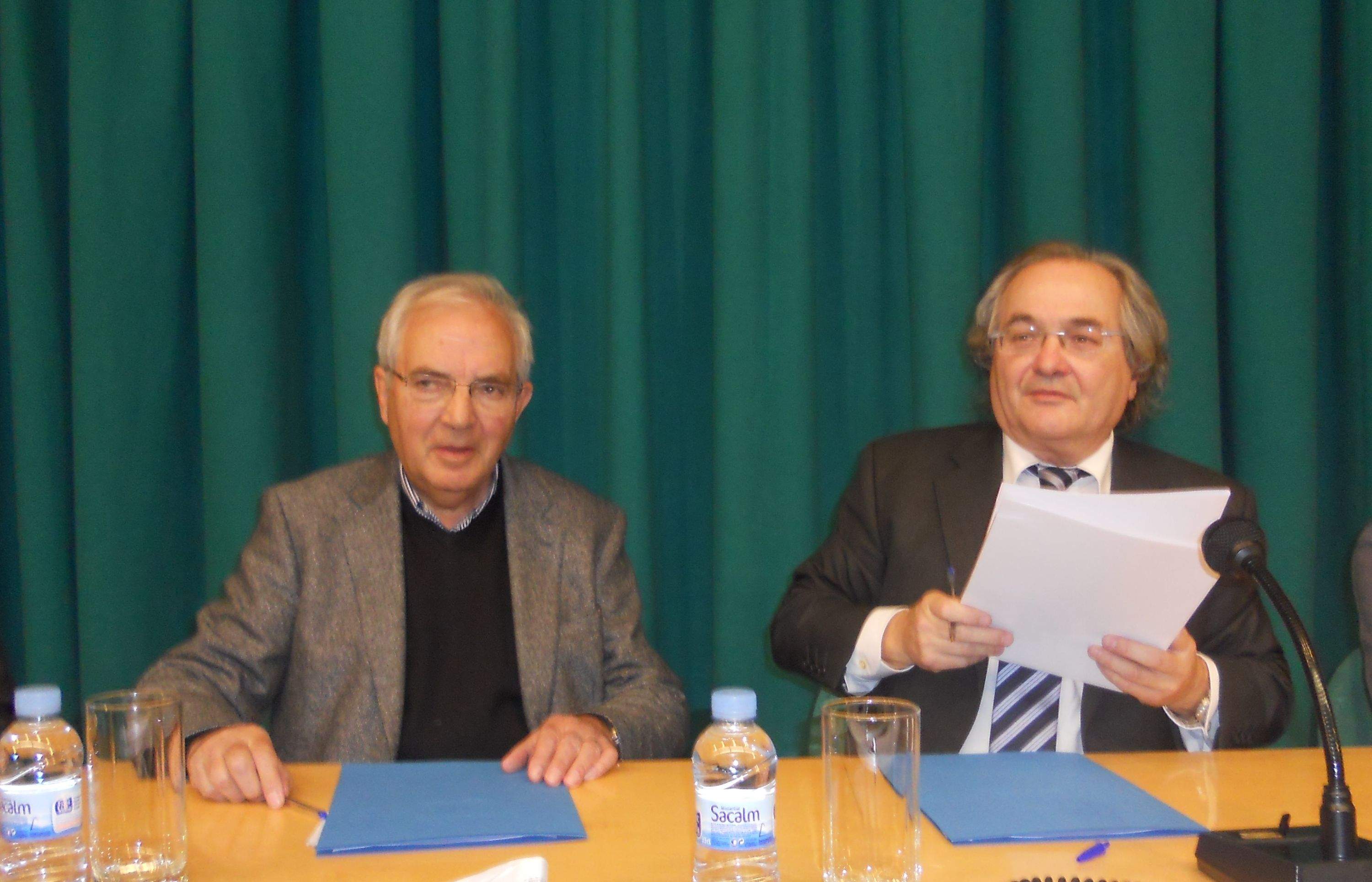 Josep Maria Sans (dreta) i Aureli Argemí signen l'acord de donació del fons documental FOTO: JR Armadàs 