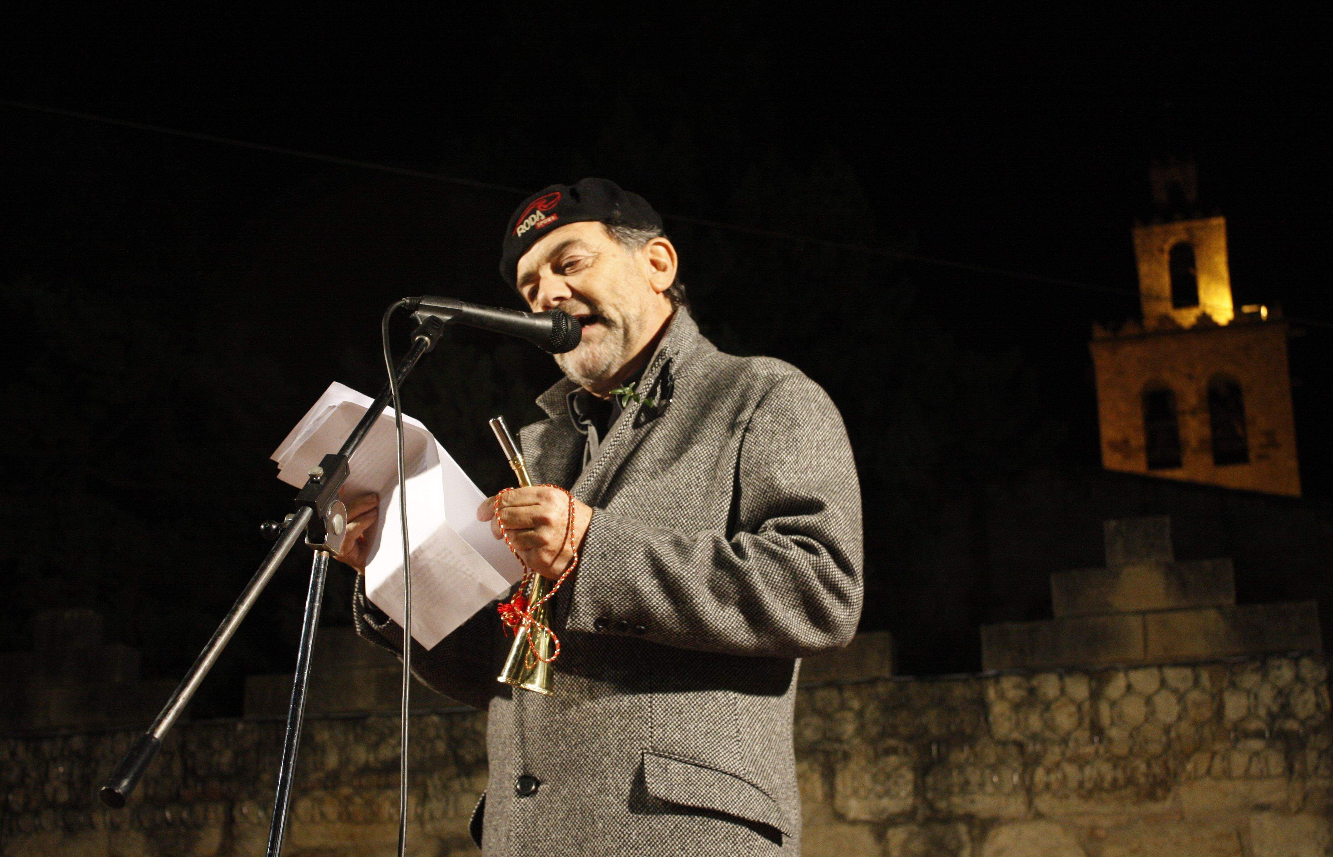 Àlvar Roda llegeix el pregó a la plaça del Monestir FOTO: JR Armadàs