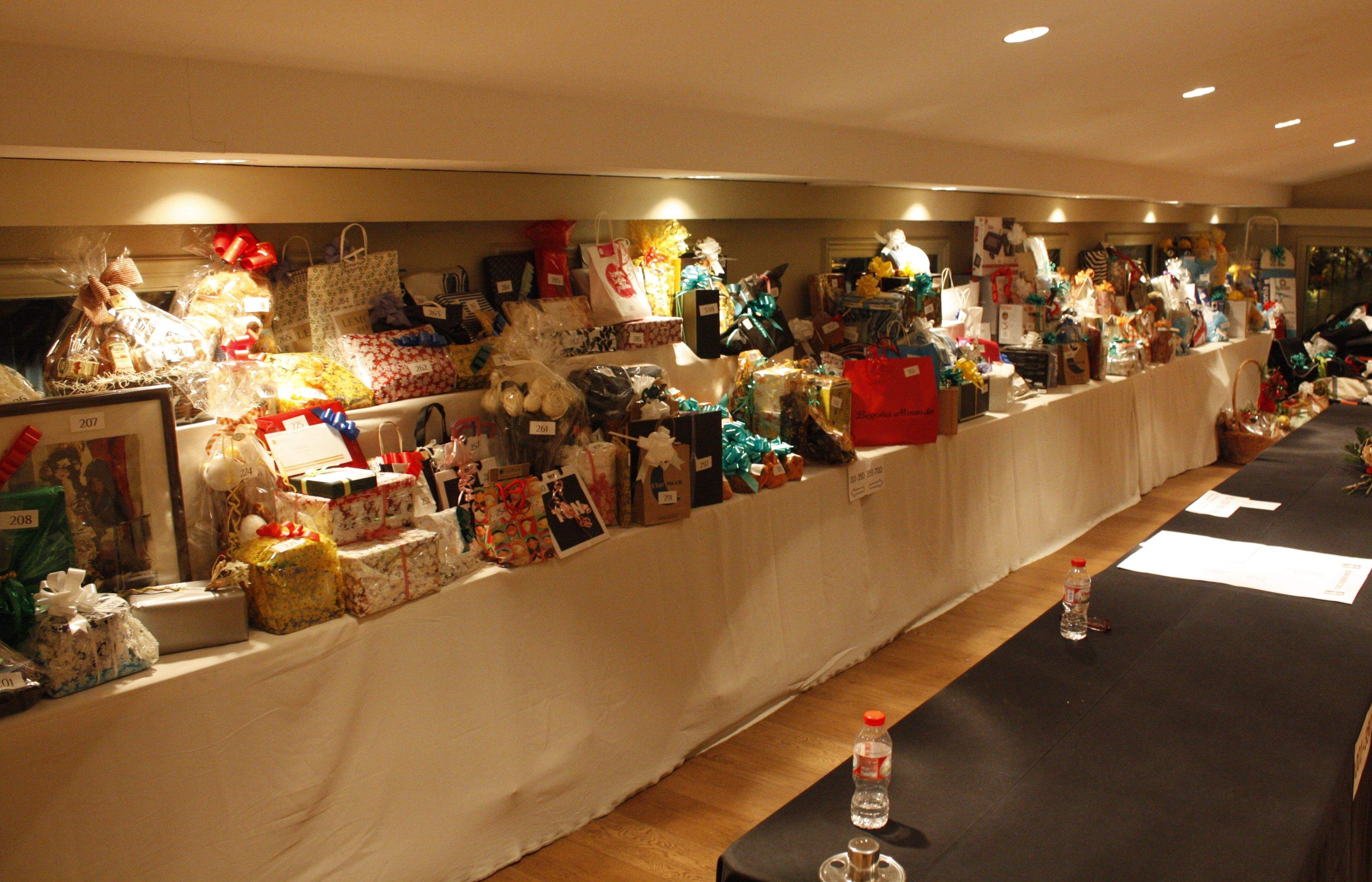 Els productes de la tómbola han estat cedits pels comerços de la ciutat FOTO: JR Armadàs