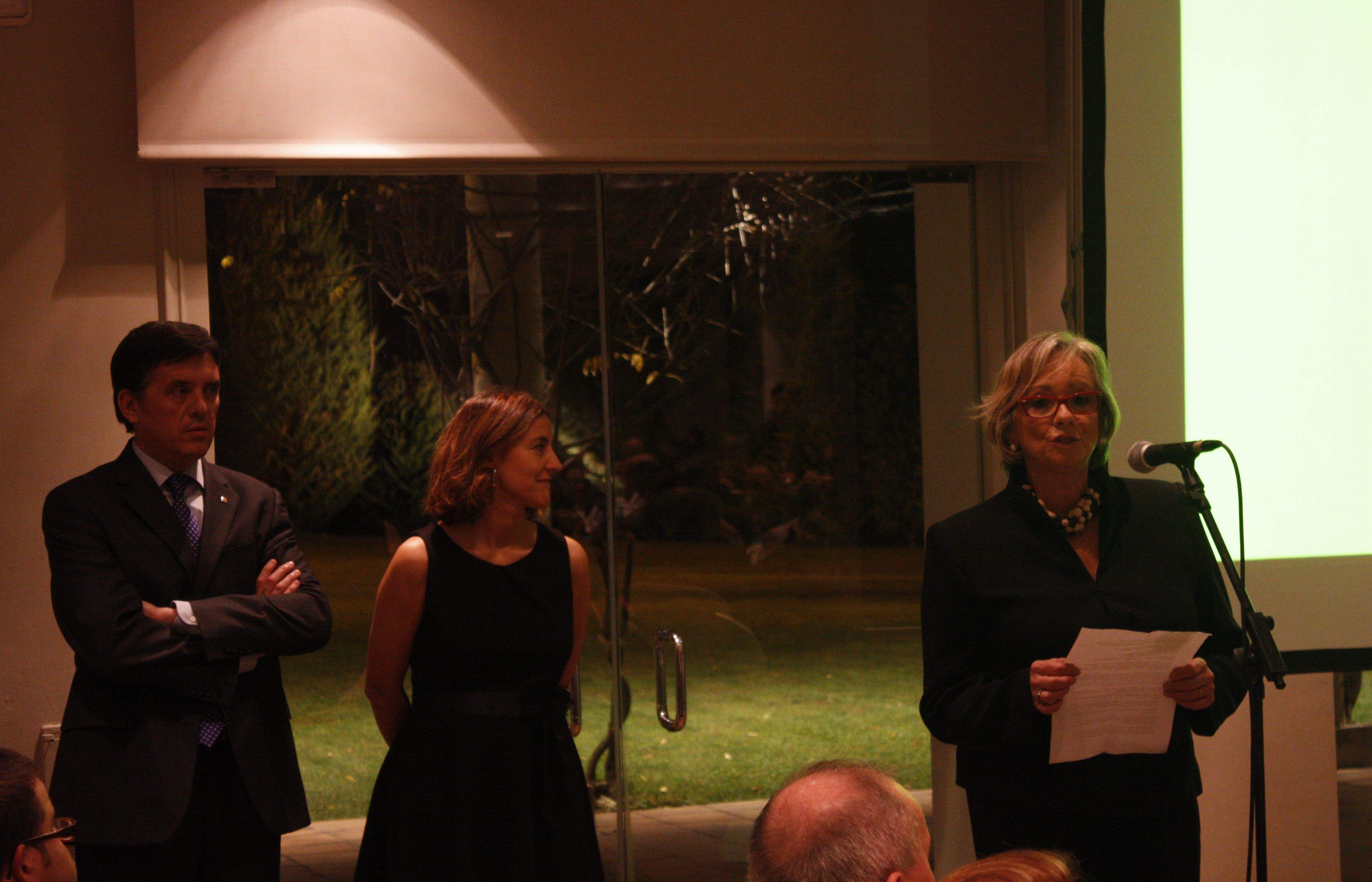 La presidenta d'ASDI llegeix el discurs acompanyada de Lluís Recoder i Mercè Conesa FOTO: JR Armadàs