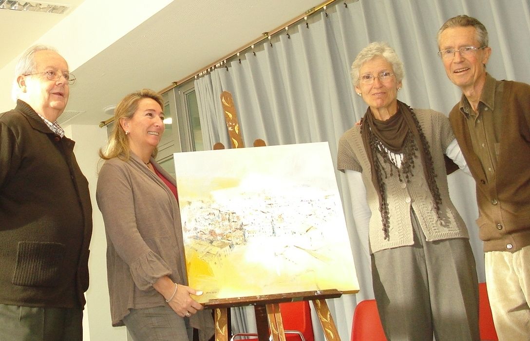 L'entrega del quadre realitzat per l'artista Imma Pueyo. FOTO: Cedida