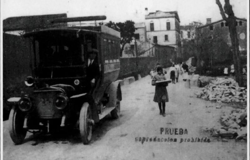 El pont se situava a lavinguda de Francesc Moragas, entre el carrer de Sant Bonaventura i el començament de la rambla del Celler