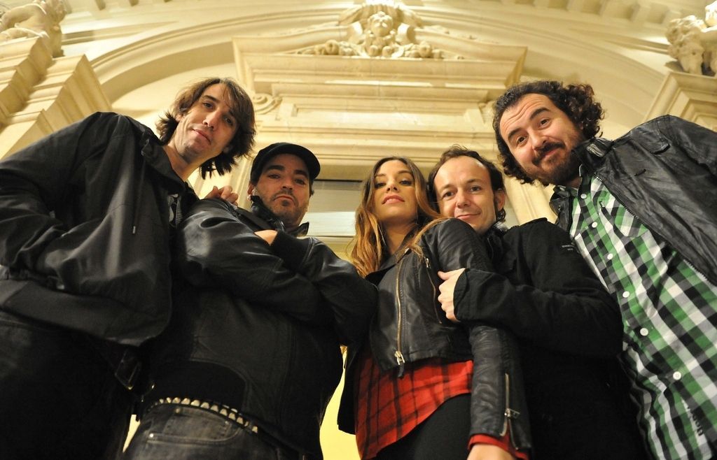 Desquerra a dreta: Haritz, Álvaro, Leire, Pablo i Xabi. La Oreja de Van Gogh abans dactuar al teatre Coliseum de Barcelona. FOTO: Localpres  