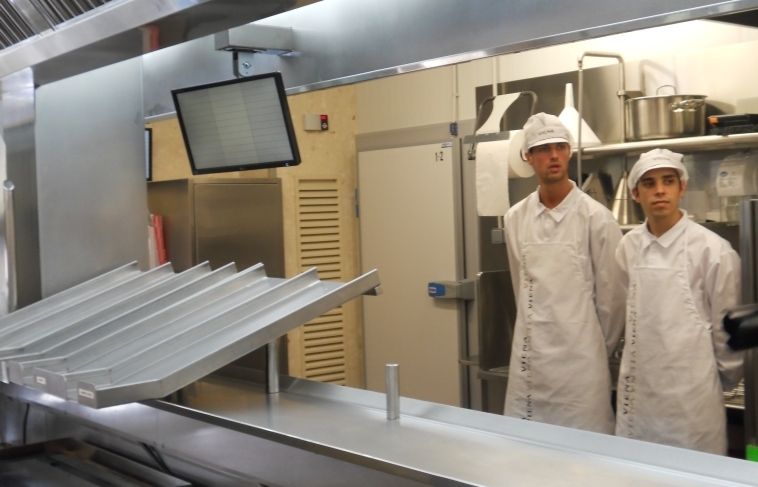 Dos treballadors del sector serveis a Sant Cugat FOTO: JR Armadàs