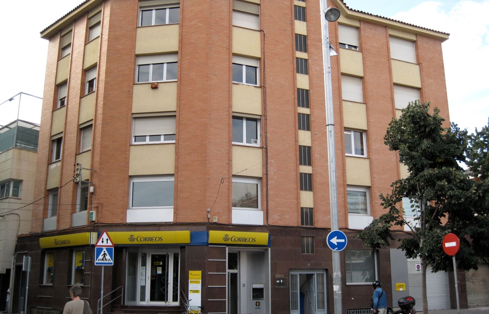 A la Rambla Can Mora hi ha una oficina de Correus. FOTO: Cedida