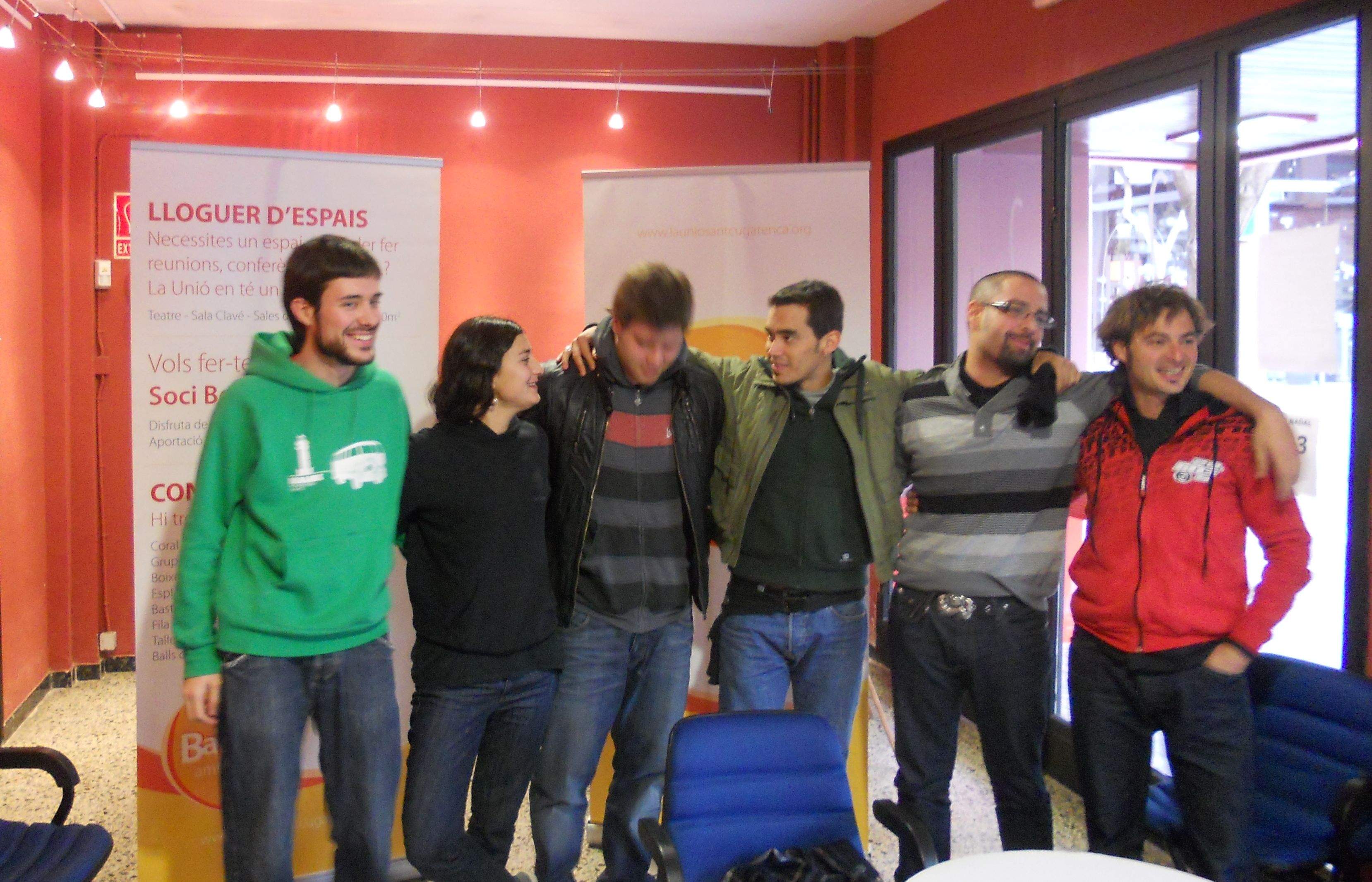 El portaveu Bernat Picornell i els membres d'Esquerda i el cantautor Albert Solà. FOTO: B. Bella 