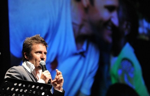 Iván Mañero va expressar la voluntat de la seva fundació quan a cooperació abans de l'espectacle. FOTO: Localpres