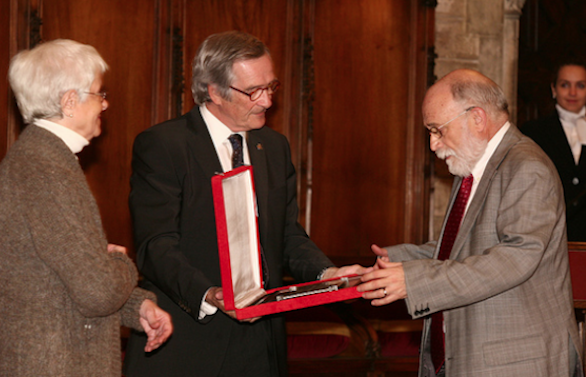 Oliveres ha rebut de l'alcalde Trias aquest reconeixement. FOTO: Ajuntament de Barcelona