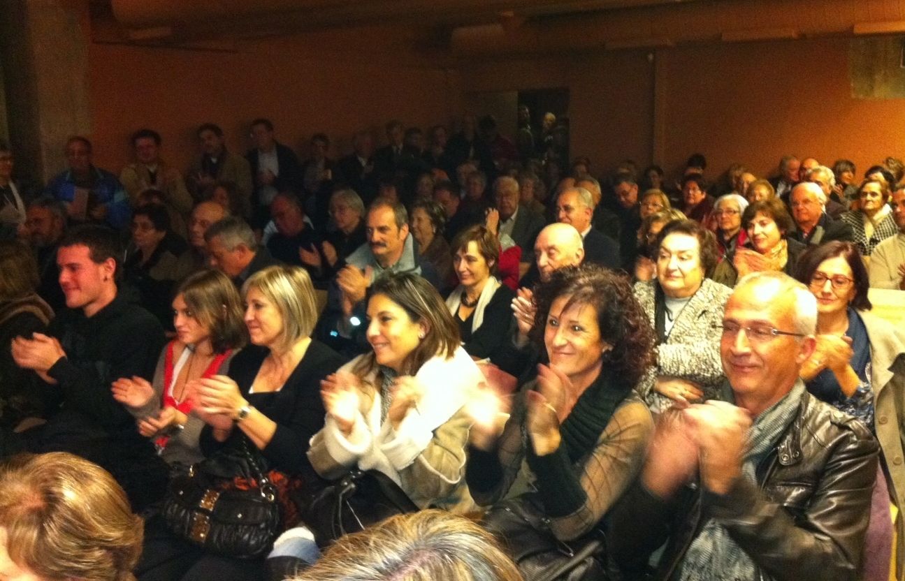 La sala del claustre del Monestir es va omplir fins a dalt per la presentació. FOTO: L. Grau