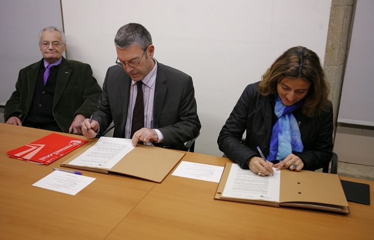 Ramon Grau i Mercè Conesa signen el conveni de cessió davant de Tomàs Grau. FOTO: A. Ribera