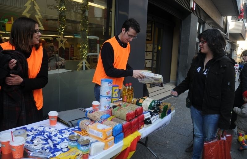 "s'han recollit vuit caixes" que s'han omplert de menjar i esperen igualar les xifres el proper 24 de desembre. FOTO: D. Fernández