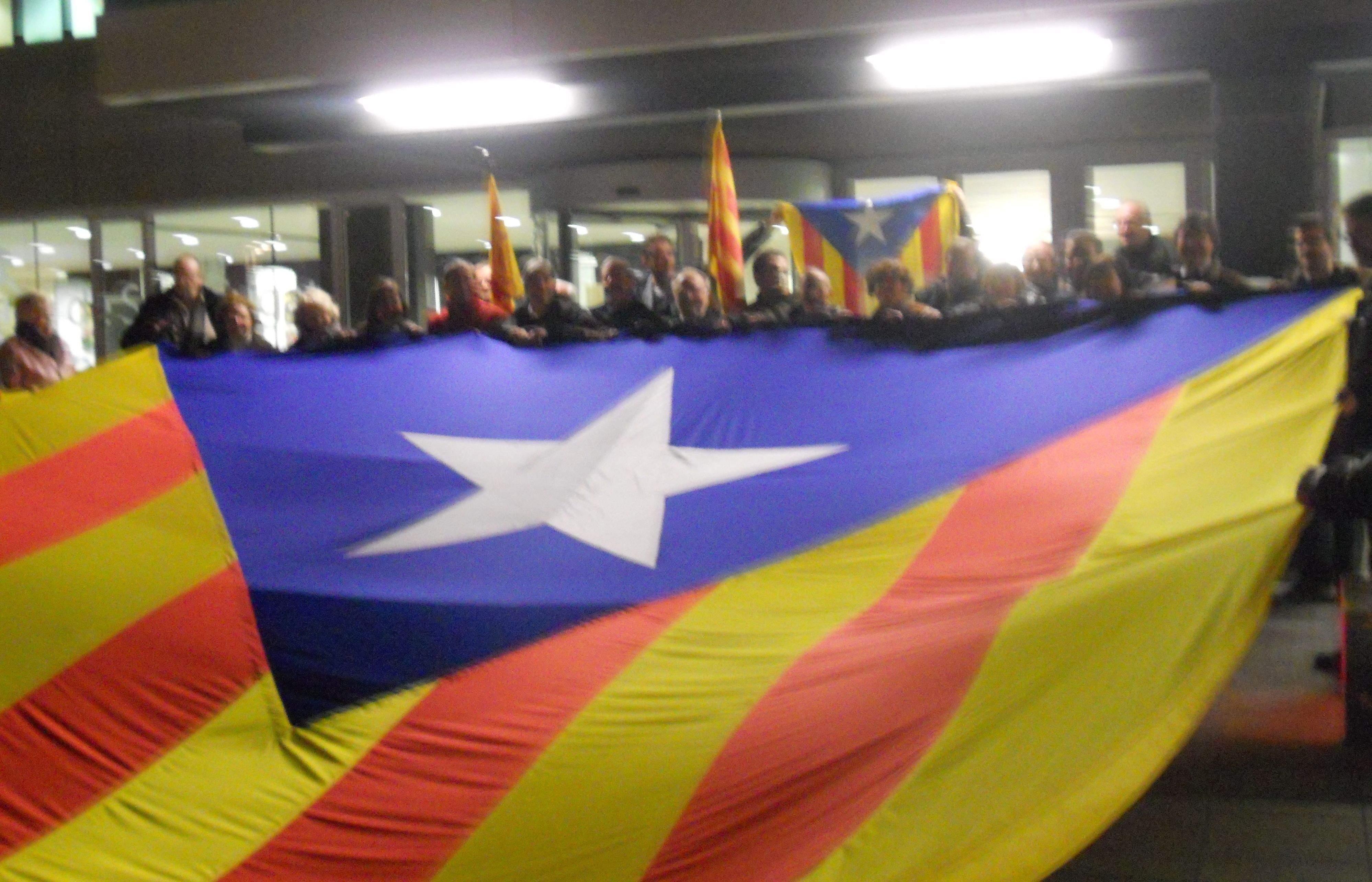 Desprès de l'aprovació de la moció Sant Cugat per la Independència ha sortit al carrer i ha desplegat la bandera de la independència. FOTO: Àgata Guino
