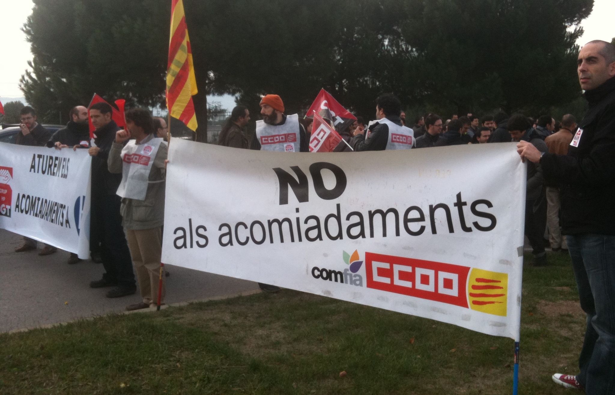 Els treballadors concentrats davant la planta d'HP a Sant Cugat FOTO: JR Armadàs