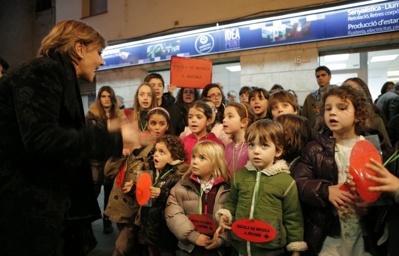 Els nens i nenes de l'escola Ricomà canten davant el TOT Sant Cugat Foto: A. Ribera