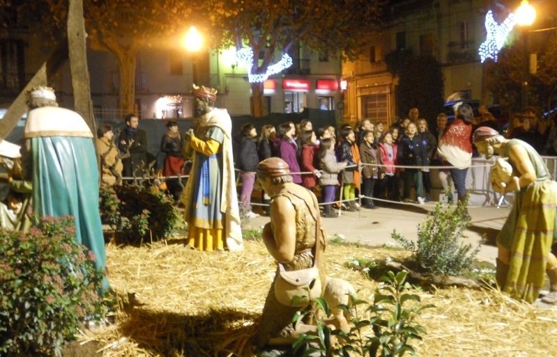 Els alumnes de les escoles de músic canten davant el pessebre de la plaça Barcelona FOTO: À. Guinó