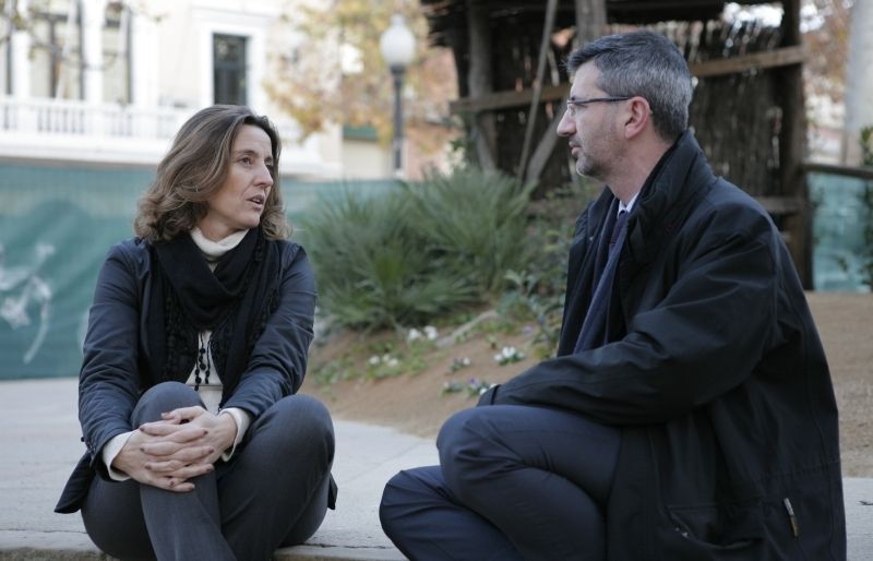 Mercè Conesa i Josep M. Vallès a la plaça de Barcelona durant l'entrevista. FOTO: A. Ribera