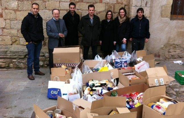 Aquest matí representatns de JNC han fet l'enrtega dels 1.000 kg d'aliments al president de Càrites DESant Cugat.
